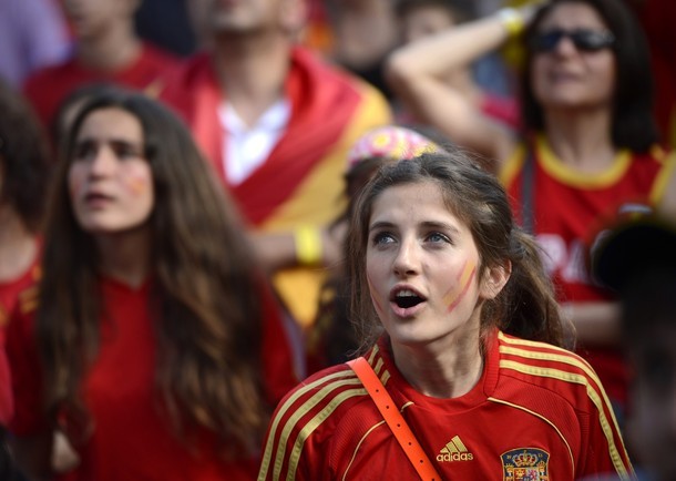 Các CĐV của đội tuyển Tây Ban Nha cũng xinh đẹp không kém
