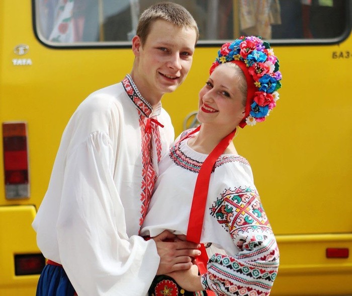 Một cặp mặc truyền thống của Ukraine