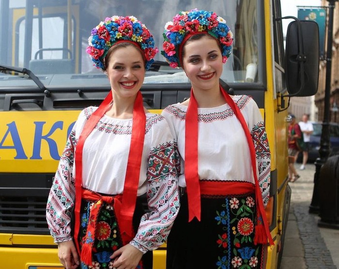 Các thiếu nữ Ukraine trong trang phục truyền thống