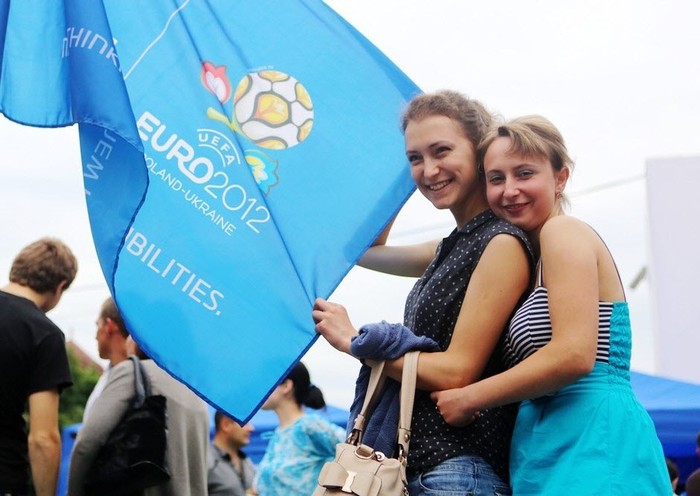 Những thiếu nữ Ukraina xinh như thiên thần chào đón EURO ảnh 14