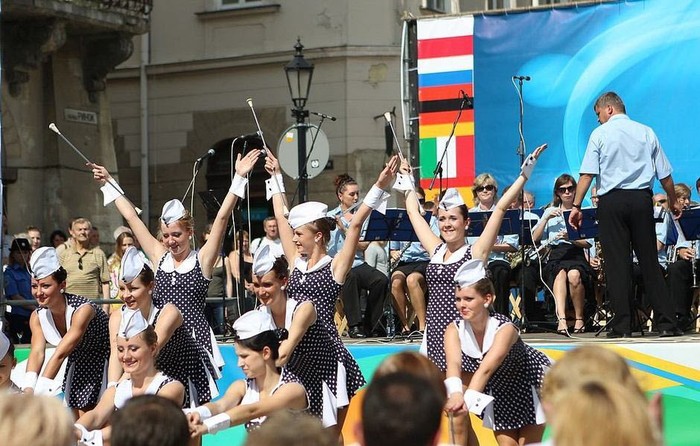 Một buổi hòa nhạc mừng EURO 2012 với sự tham gia của các bóng hồng xinh tươi người Ukraine.