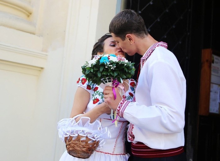 Cô dâu xinh tưới trong chiếc váy truyền thống của phụ nữ Ukraine