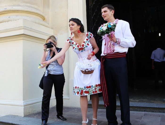 Một cặp đôi tổ chức đám cưới theo phong tục truyền thống của Ukraine