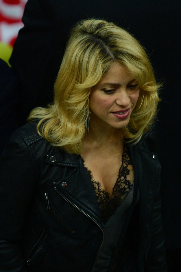 Shakira mặc trang phục rất gợi cảm khi tới sân cổ vũ bạn trai Pique trong trận đấu tây Ban Nha thắng 4-1 trước Ireland vào đêm qua.