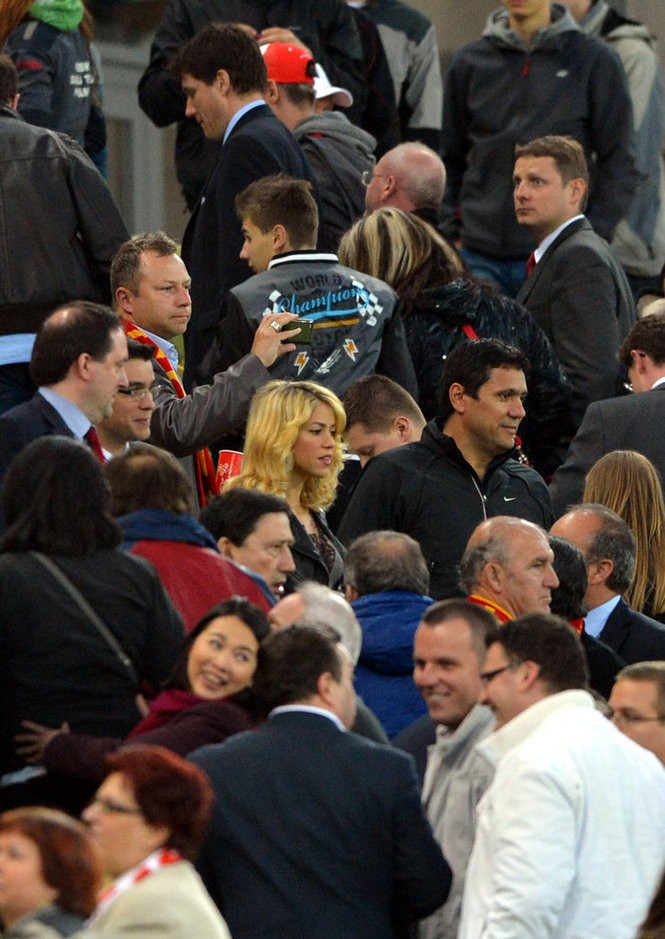 Shakira chỉ đi một mình và ngồi chung với nhóm CĐV của Tây Ban Nha.