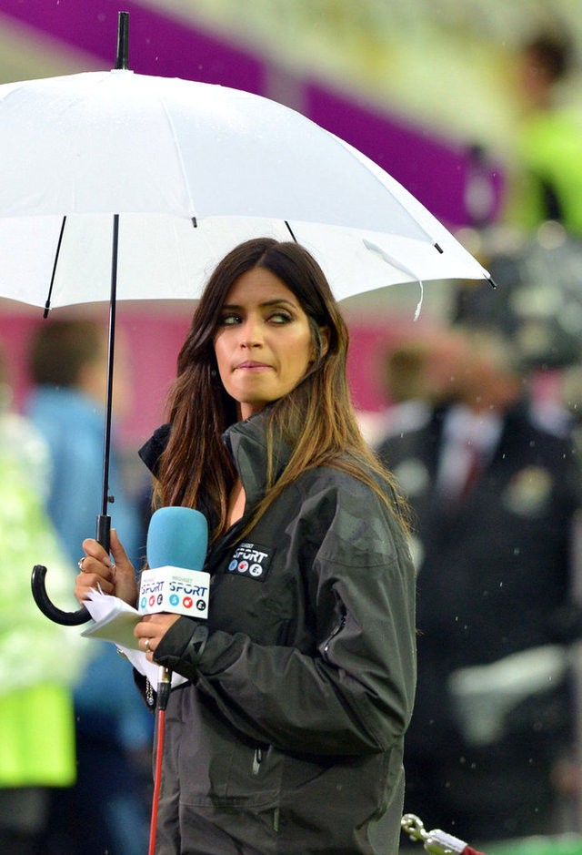 Sara Carbonero đứng dưới mưa để đưa thông tin về trận đấu giữa Tây Ban Nha và Ba Lan
