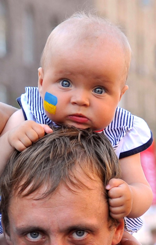 Em bé người Ukraina ngơ ngác cùng bố đi xem EURO 2012