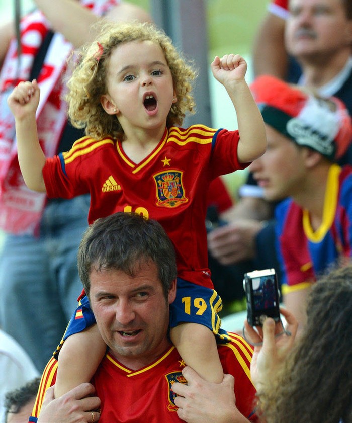 CĐV nhí của Tây Ban Nha ngồi trên vai bố ăn mừng chiến thắng 1-0 của đội nhà trước Croatia.