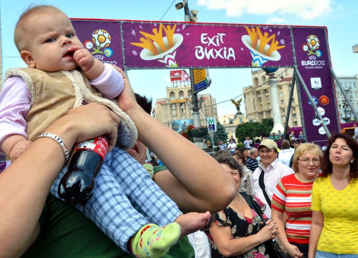 Một fan nhí của Ukraina được bố cho đi cổ vũ EURO trong ngày khai mạc