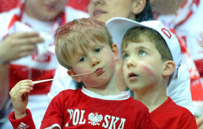 CĐV nhí của Ba Lan thích nhai kẹo cao su hơn xem đội nhà thi đấu.