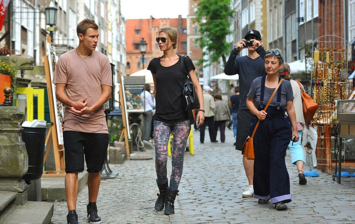 Schweinsteiger (cầm máy ảnh) cùng cô bạn gái Sarah Brandner và đồng đội Holger Badstuber đi dạo phố ở Gdansk, Ba Lan