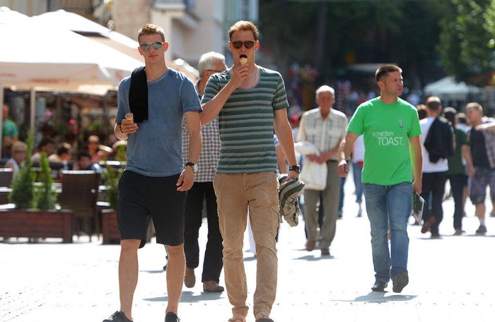 Trong khi đó, Lars Bender và Benedikt Howedes cùng nhau đi ăn kem