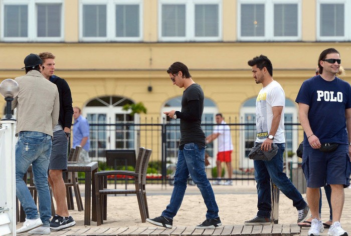 Không có WAGs, nhóm các tuyển thủ Đức khác như Ozil, Khedira, thủ thành Tim Wiese, Ron-Robert Zieler và Ilkay Guendogan rủ nhau đi dạo phố và uống cà phê ở Gdansk, Ba Lan