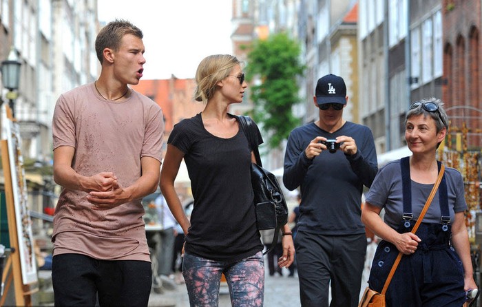 Schweinsteiger (cầm máy ảnh) cùng cô bạn gái Sarah Brandner và đồng đội Holger Badstuber đi dạo phố ở Gdansk, Ba Lan