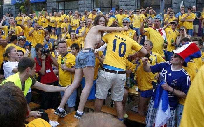 Người đẹp này nhảy cả lên bàn ôm các CĐV của Thụy Điển.