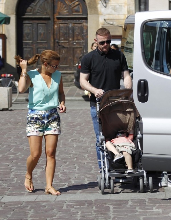 Rooney cùng vợ và con đi dạo phố