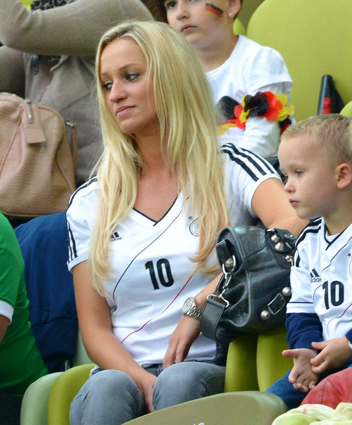 Monika, bà xã của tiền đạo Podolski, ngồi trên khán đài cùng con trai