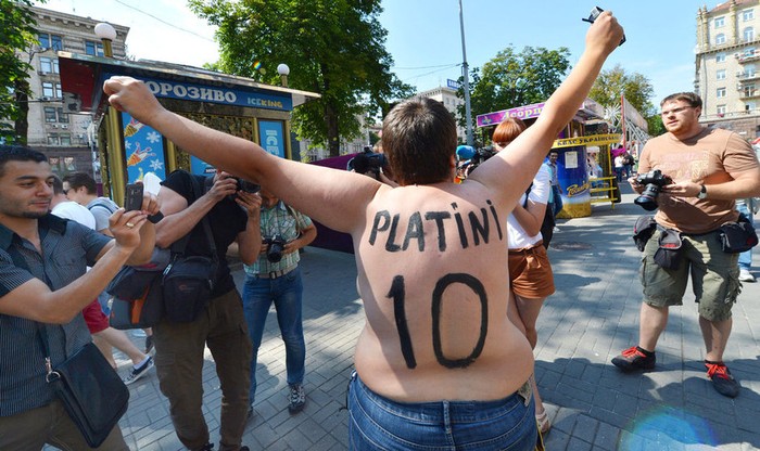 Sau lưng người đẹp ngực trần là dòng chữ Platini cùng với số 10 ngụ ý chỉ Chủ tịch UEFA hiện tại