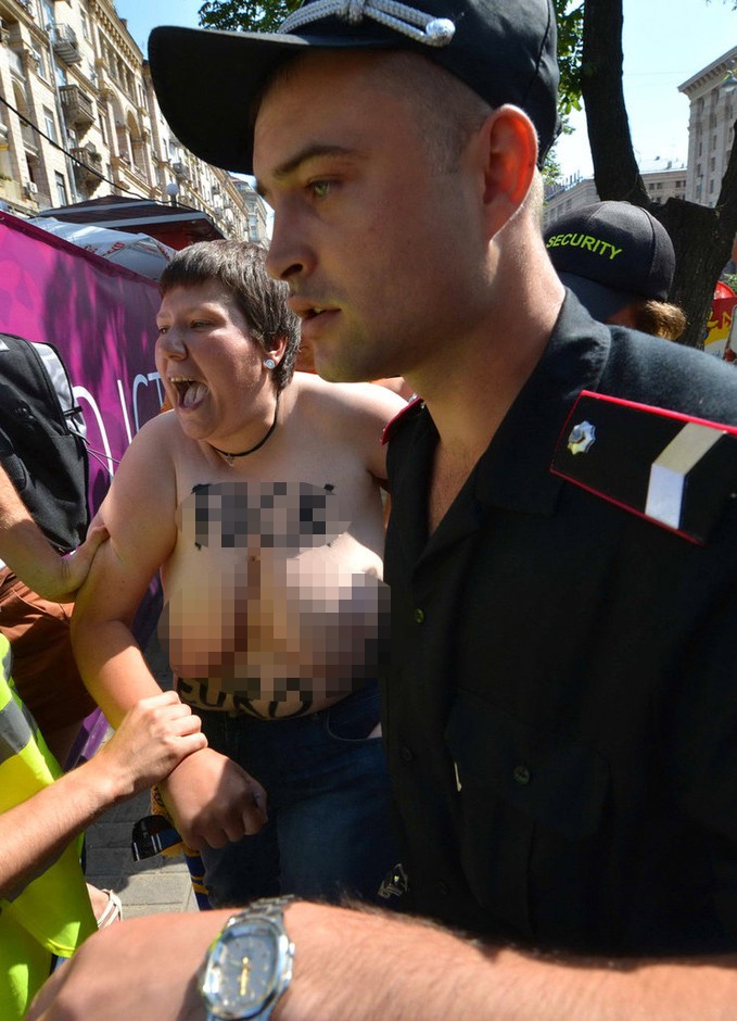 Nhân viên an ninh đã có mặt ngay lập tức để bắt giữ người đẹp ngực trần quá khích.