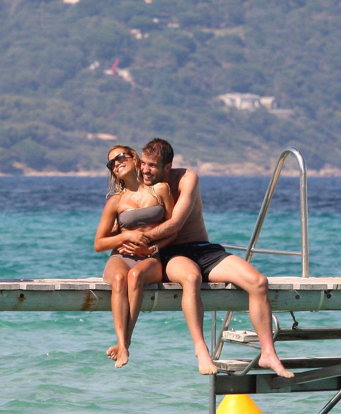 Tiền vệ Van der Vaart vàcô vợ Sylvie ôm nhau lãng mạn trên cầu tại đảo St Tropez tươi đẹp ở Pháp