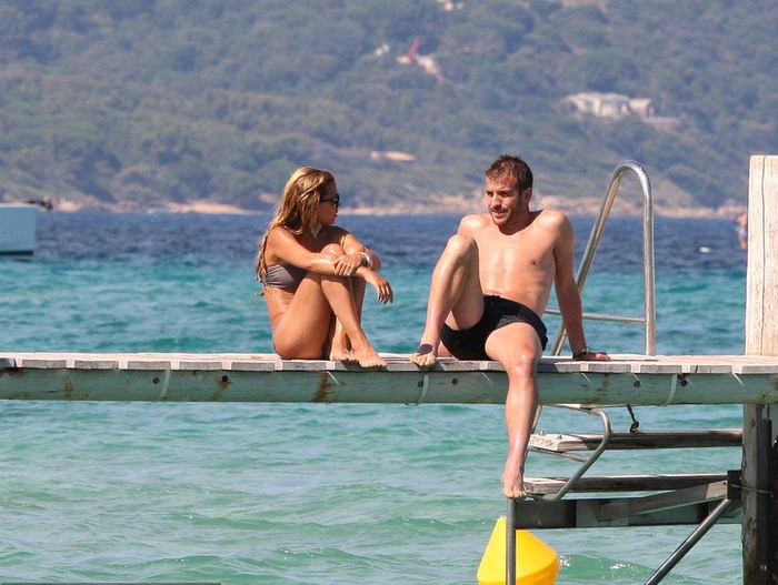 Tiền vệ Van der Vaart và cô vợ Sylvie nghỉ mát tại đảo St Tropez tươi đẹp ở Pháp