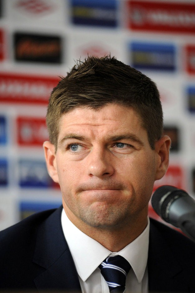 Đội trưởng Steven Gerrard buồn bã trong cuộc họp báo.