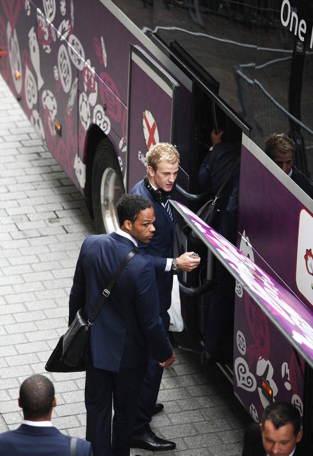 Các cầu thủ đội tuyển Anh lên xe bus để ra sân bay ở Krakow, Ban Lan