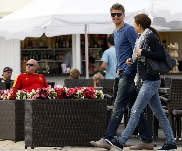 Thomas Muller và vợ yêu tay trong tay dạo phố Ba Lan.