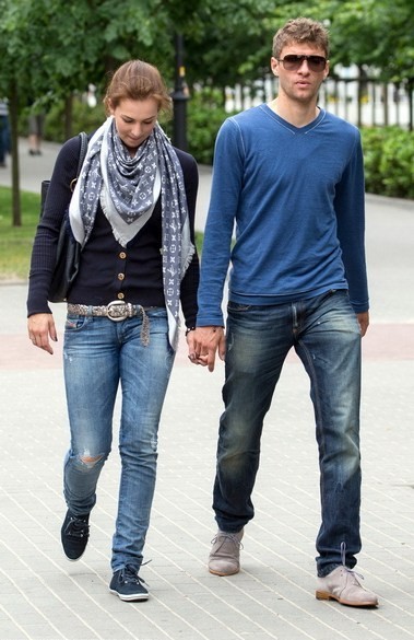 Thomas Muller giản dị với quần jean và áo thun nắm tay vợ yêu đi trên phố