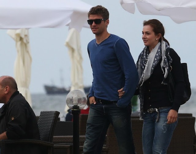 Thomas Muller và vợ yêu tay trong tay dạo phố Ba Lan.