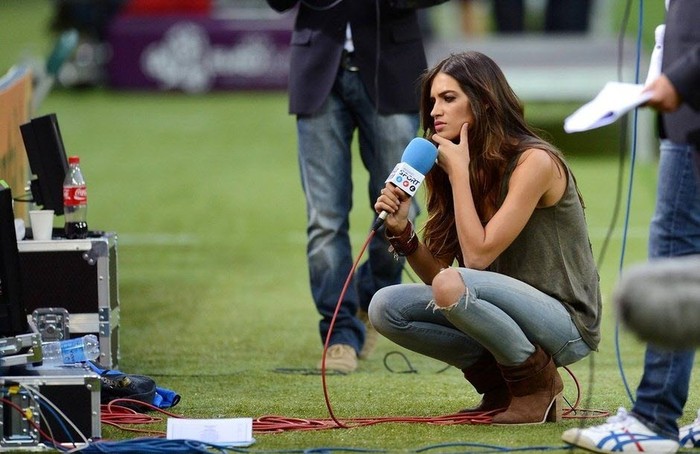 Sara Carbonero, bạn gái của Casillas gây chú ý với chiếc quần jean rách đầu gối khi xuất hiện trên đường pith trước trận đấu giữa Tây Ban Nha và Bồ Đào Nha đêm qua.
