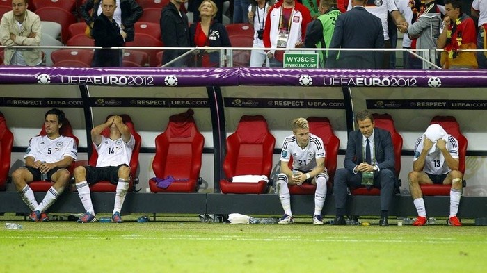 Các cầu thủ của đội tuyển Đức ngồi như mất hồn trên băng ghế kỹ thuật
