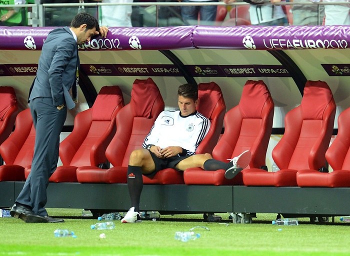 Các cầu thủ của đội tuyển Đức ngồi như mất hồn trên băng ghế kỹ thuật