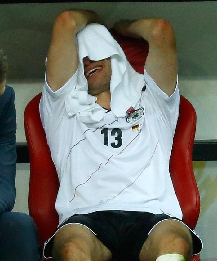 Thomas Muller ôm mặt khóc nức nở sau khi đội tuyển Đức không thể lọt vào trận chung kết EURO 2012