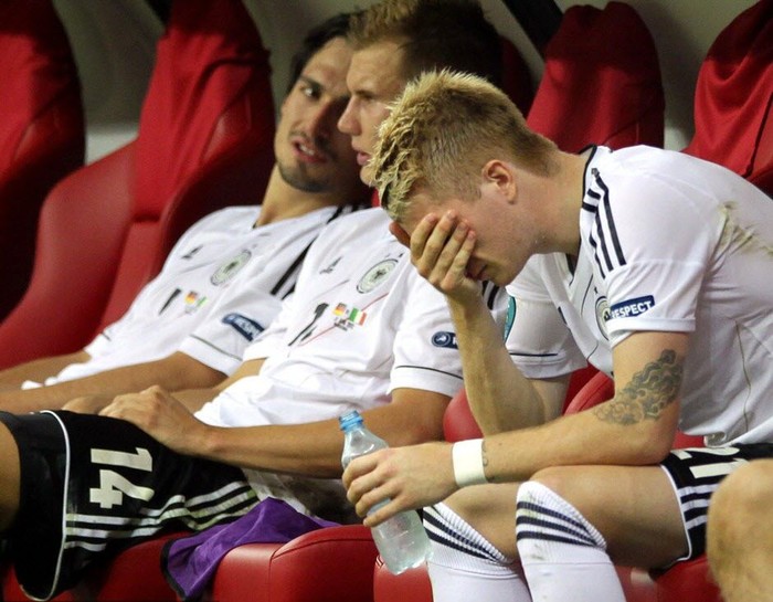 Các cầu thủ khác của đội tuyển Đức cũng ngồi như mất hồn trên băng ghế kỹ thuật