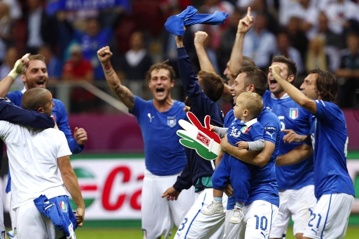 ...cùng đồng đội ăn mừng chiến thắng 2-0 của Italia trước Đức