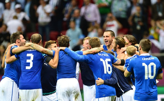 Cassano bế con xuống sân cùng đồng đội ăn mừng chiến thắng 2-0 của Italia trước Đức