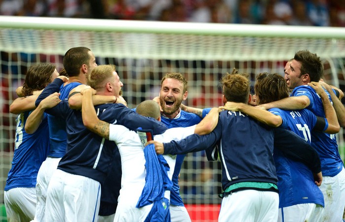 Cassano bế con xuống sân cùng đồng đội ăn mừng chiến thắng 2-0 của Italia trước Đức