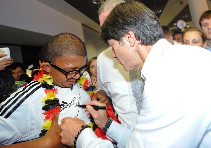 HLV Joachim Low ký tặng người hâm mộ tại sân bay