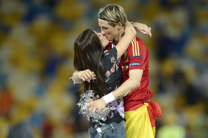 Torres và bà xã ôm hôn thắm thiết trên sân sau khi Tây Ban Nha bảo vệ thành công chức vô địch EURO