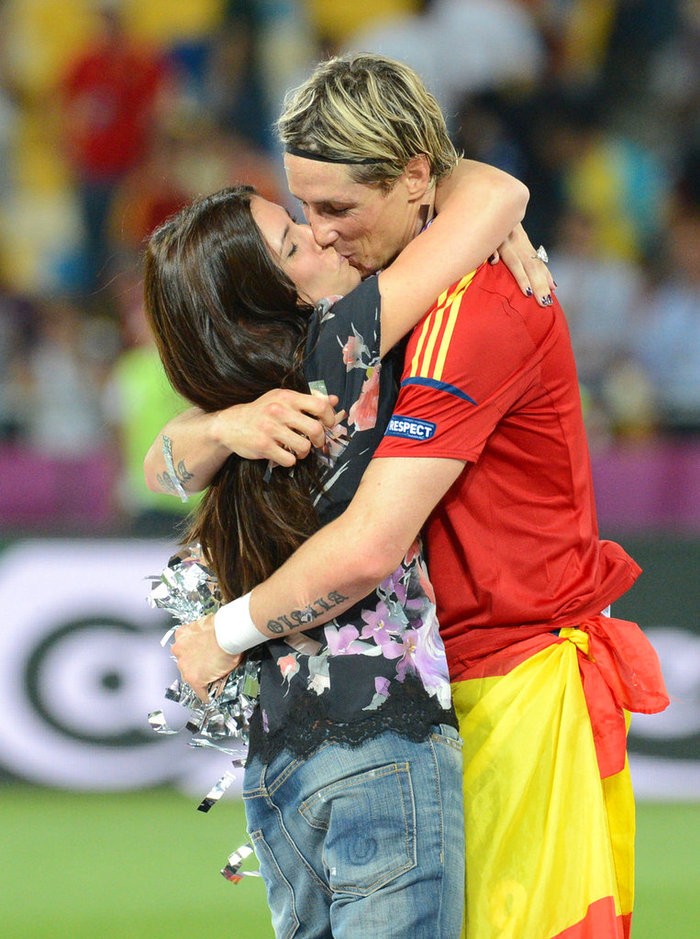 Torres và bà xã ôm hôn thắm thiết trên sân sau khi Tây Ban Nha bảo vệ thành công chức vô địch EURO