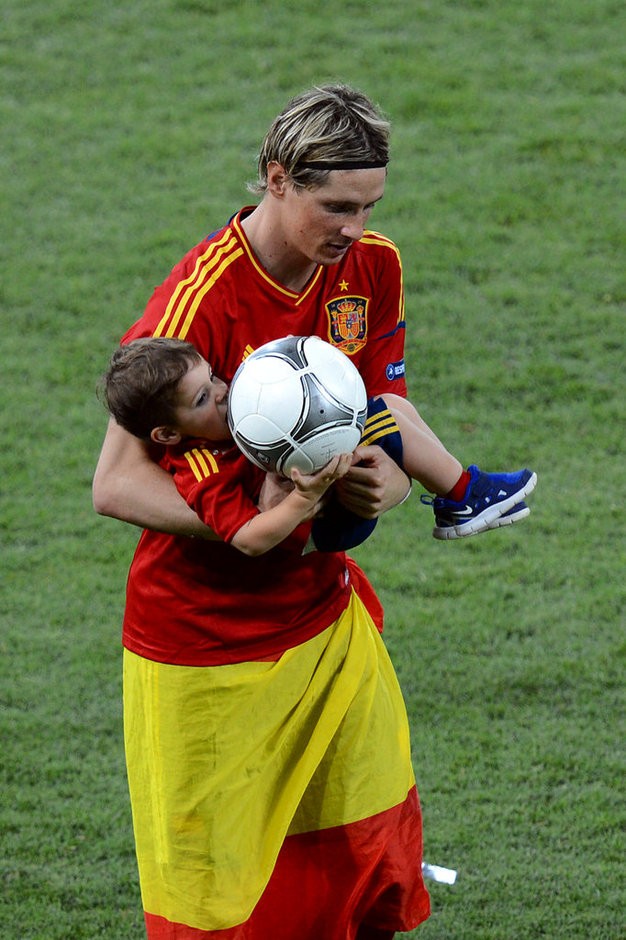 Torres bế cậu con trai xuống sân để ăn mừng chiến thắng.
