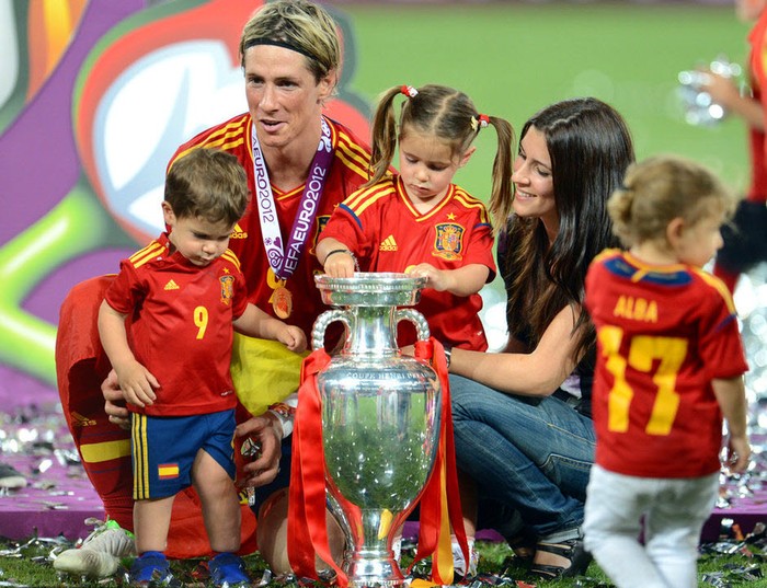 Gia đình nhà Torres chụp ảnh lưu niệm cùng chiếc Cup