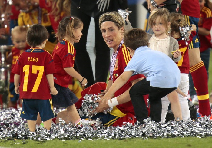 Torres chơi đùa cùng các con trên sân