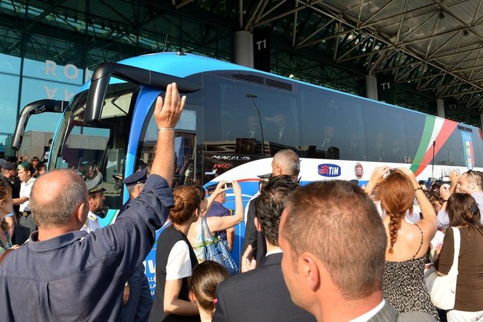 Các tifosi nồng nhiệt chào đón các cầu thủ con cưng của họ khi rời sân bay để lên xe bus
