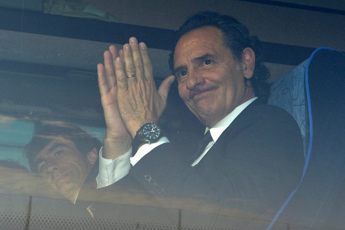 HLV Prandelli đáp lại sự ủng hộ của người hâm mộ bằng những cái vỗ tay