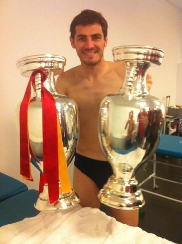 Iker Casillas chỉ mặc mỗi quần lót chụp ảnh bên cạnh 2 chiếc cúp