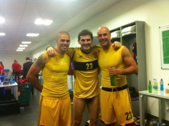 3 thủ môn của Tây Ban Nha chụp ảnh cùng nhau trong phòng thay đổ
