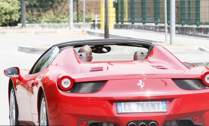 Chiếc siêu xe Ferrari màu đỏ mới cáu cạnh của Balotelli