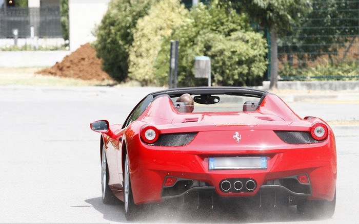 Chiếc siêu xe Ferrari màu đỏ mới cáu cạnh của Balotelli